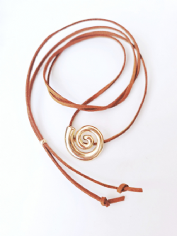 Colar Couro Camura Caramelo Pingente Spiral